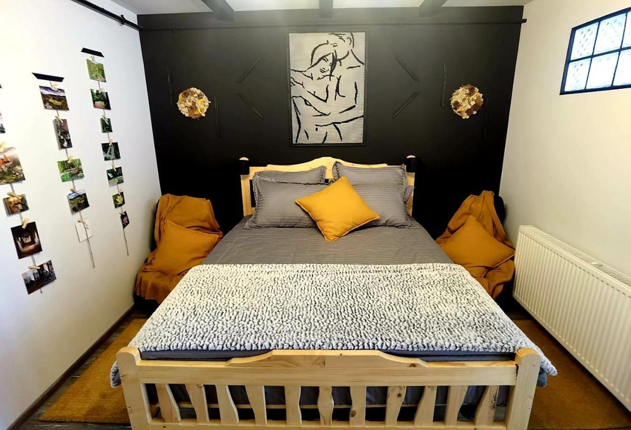 Night Lotus Apartment Hunedoara Ngoại thất bức ảnh